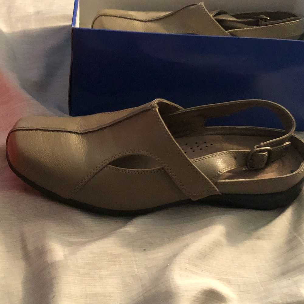 Size 10 White Mt sandal